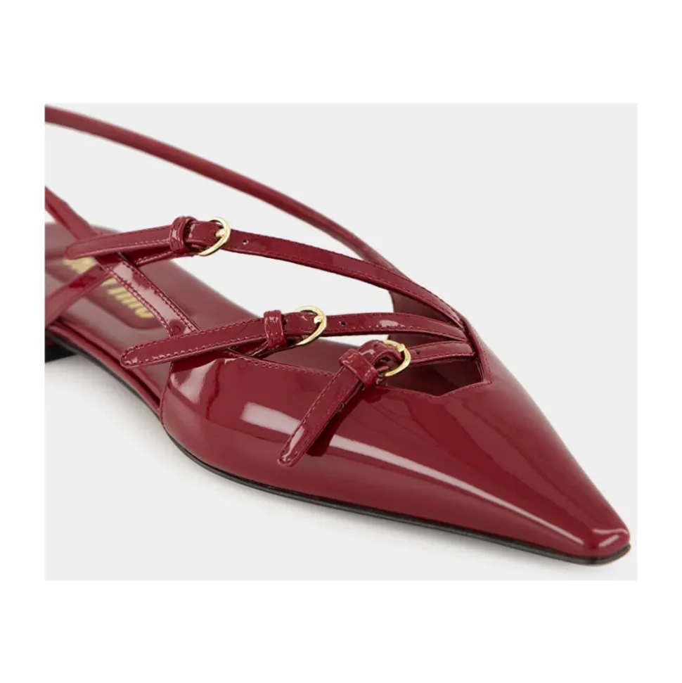 Baleriny typu slingback ze skóry lakierowanej z klamrami