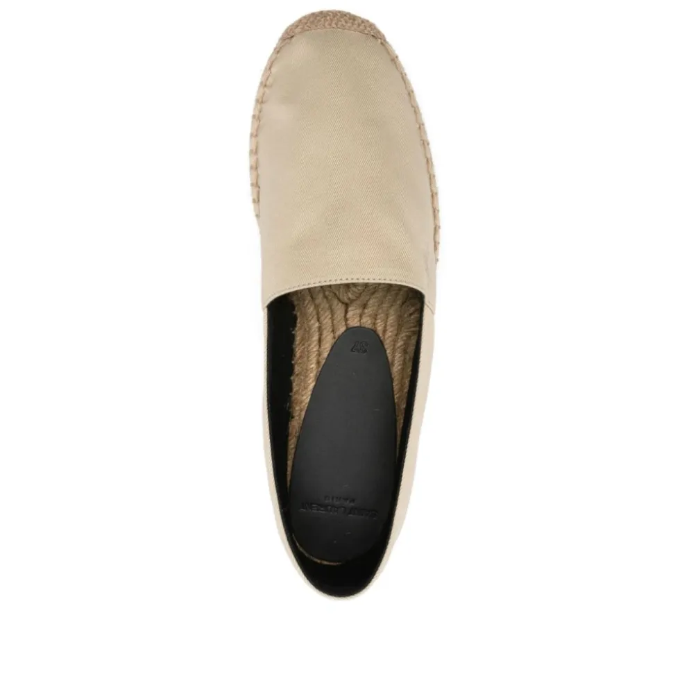 Beżowe płaskie buty z haftowanym logo