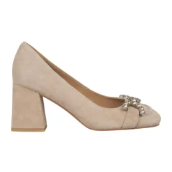 Buty z ozdobnymi stębnowaniami