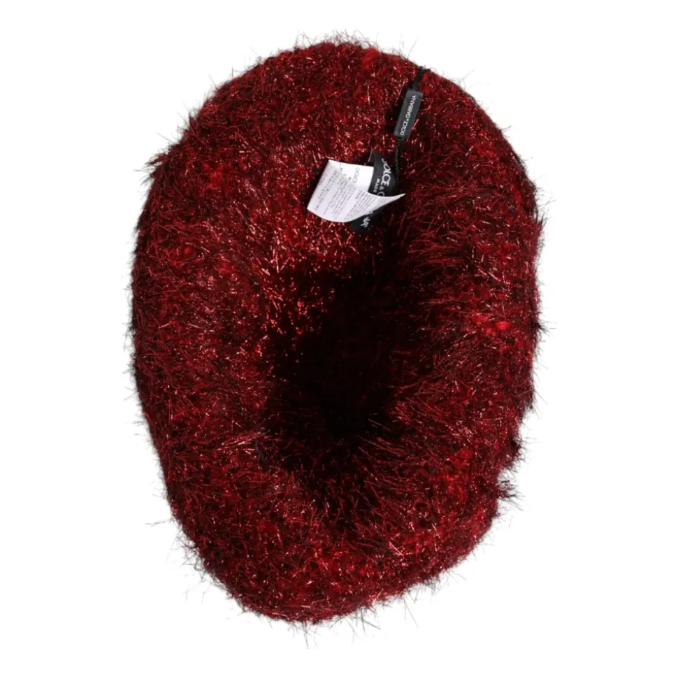 Czerwony kapelusz z szerokim rondem