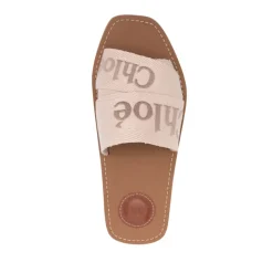 Klapki z haftowanym logo