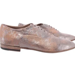 Kobiety i klasyczne buty