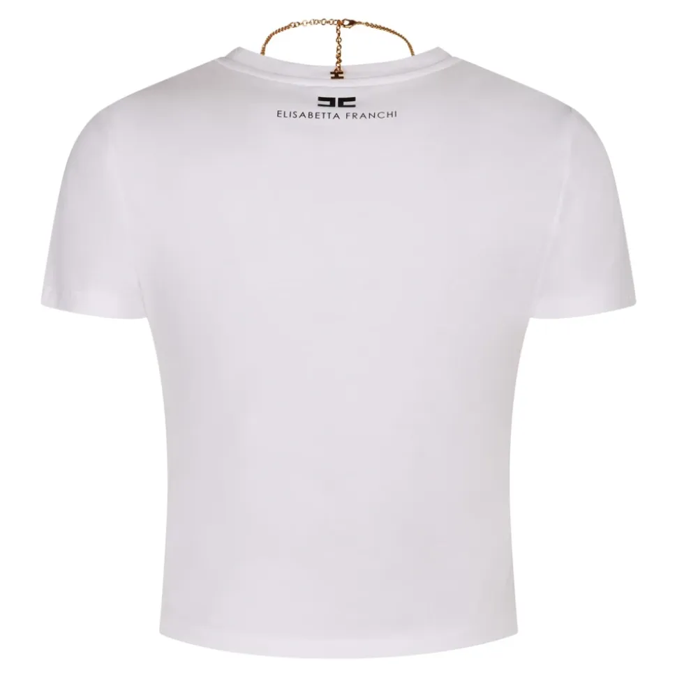 Krótki T-shirt z metalicznym łańcuszkiem z logo