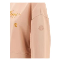Różowy sweter z haftowanym logo